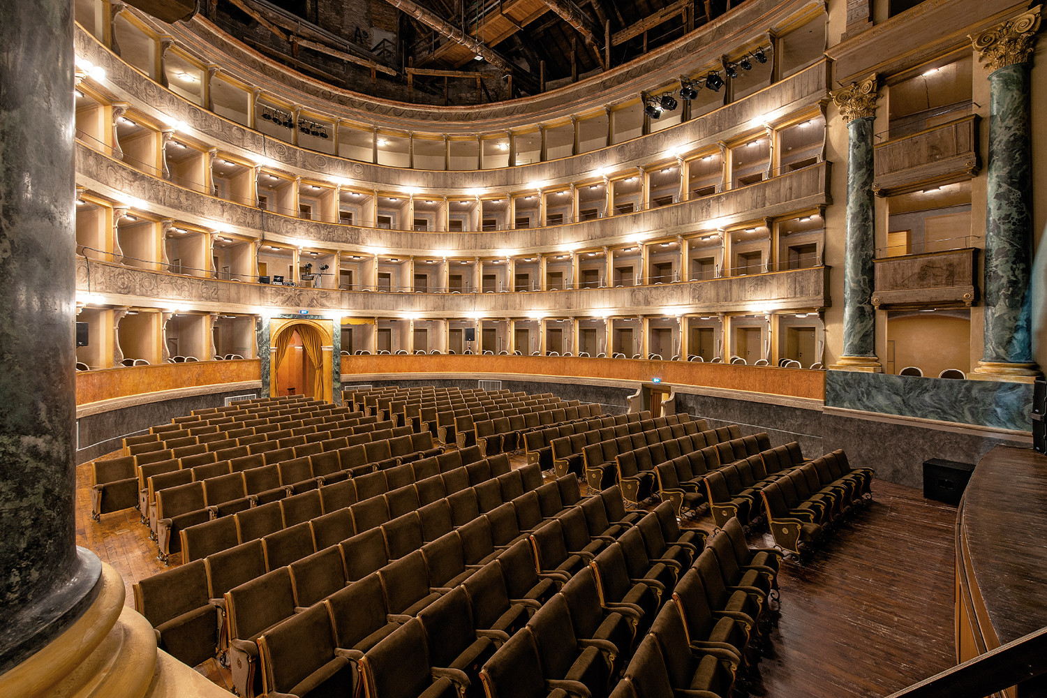 restauro di serramenti, palchi e portoni a bergamo